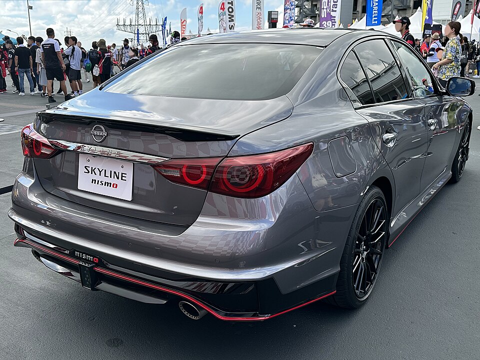 日産 スカイライン 13代目 (V37) NISMO の後方写真