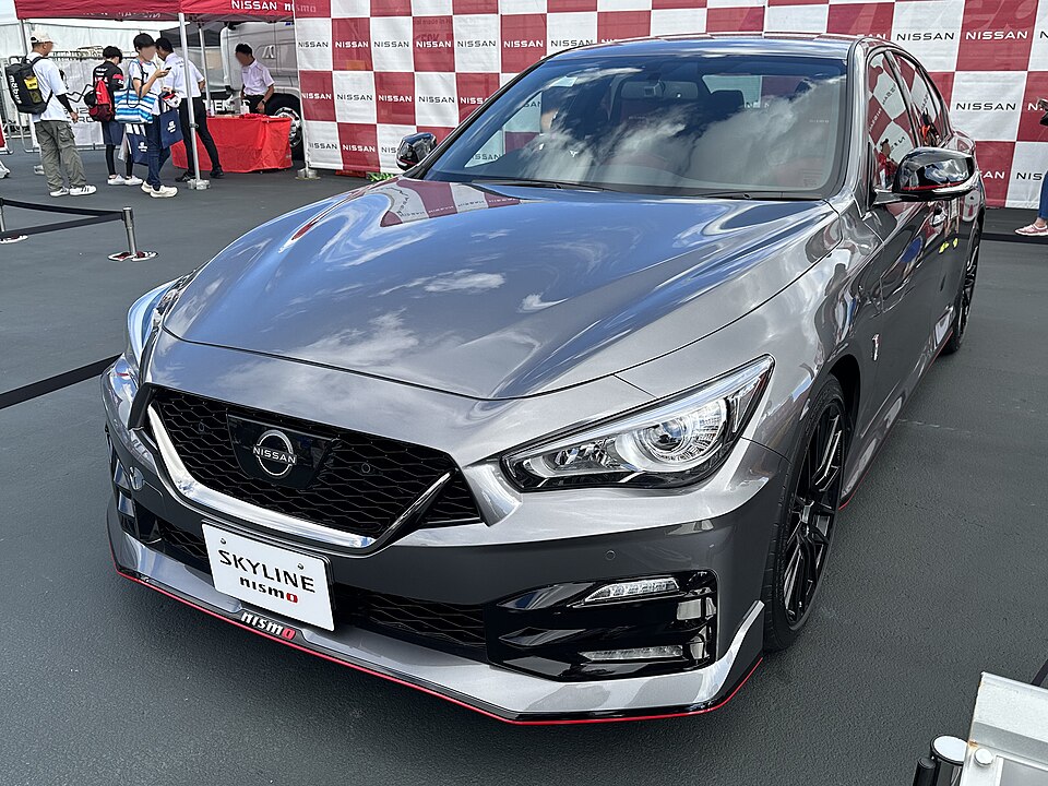日産 スカイライン 13代目 (V37) NISMO の斜め前写真