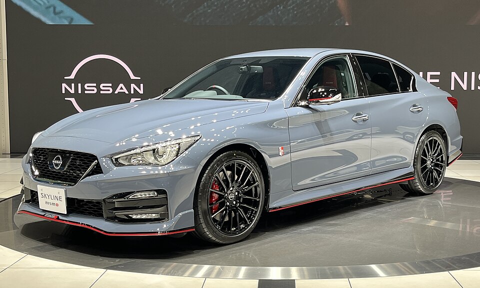 日産 スカイライン 13代目 (V37) NISMO の斜め前写真