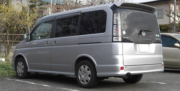 ステップワゴン 2代目 スパーダ の後方写真