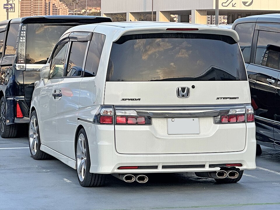 ホンダ ステップワゴン 3代目 スパーダ の後方写真
