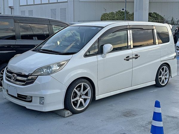 ステップワゴン 3代目 スパーダ の斜め前写真