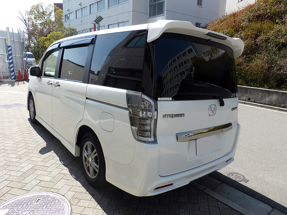 ホンダ ステップワゴン 4代目 スパーダ の後方写真