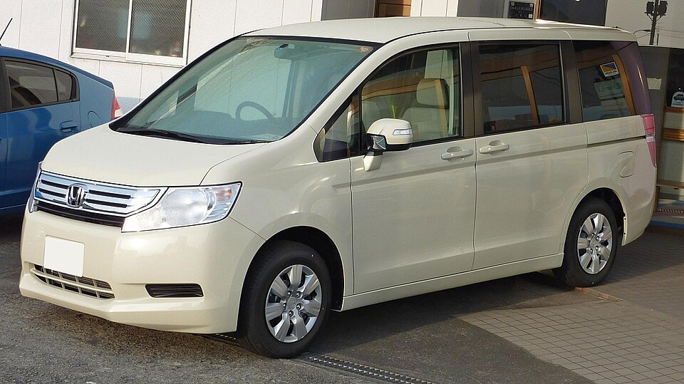 ホンダ ステップワゴン 4代目 の斜め前写真