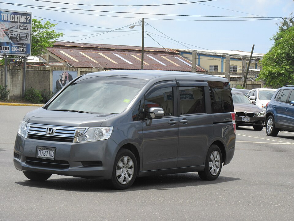 ホンダ ステップワゴン 4代目 の斜め前写真