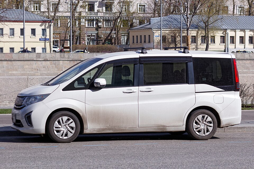 ホンダ ステップワゴン 5代目 の斜め前写真