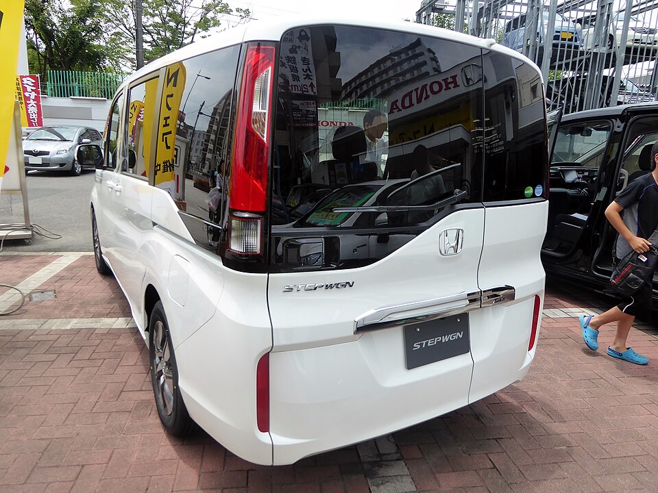 ホンダ ステップワゴン 5代目 の後方写真