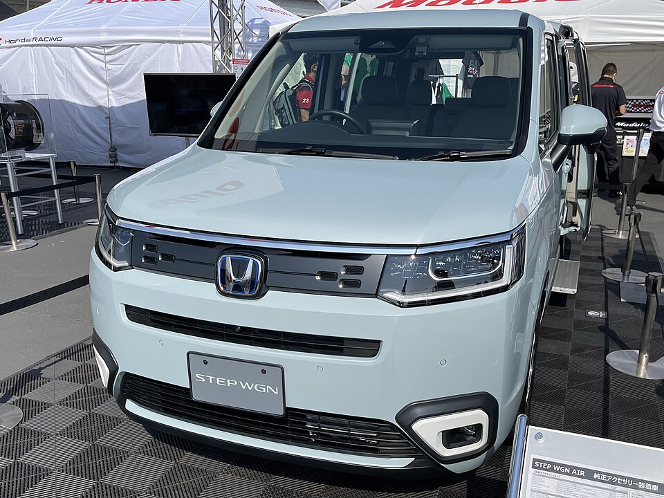 ホンダ ステップワゴン 6代目 の正面写真
