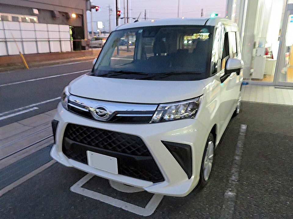 ダイハツ トール 初代 後期 の斜め前写真