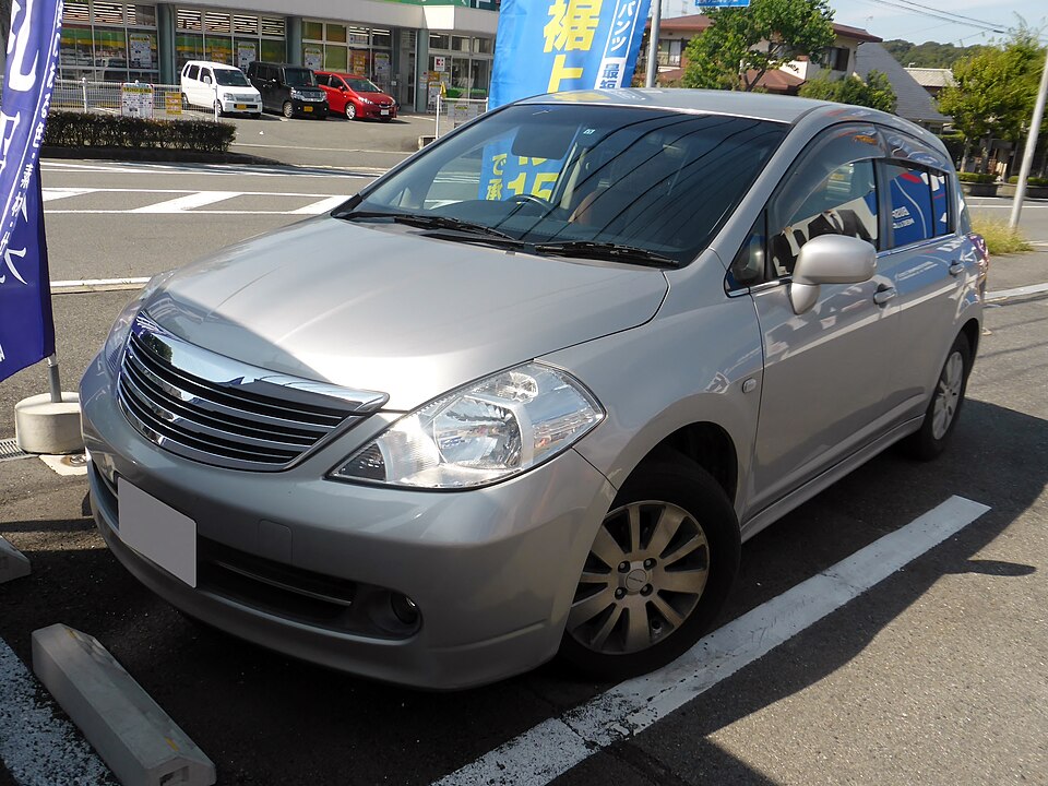 日産 ティーダ 初代 の正面写真