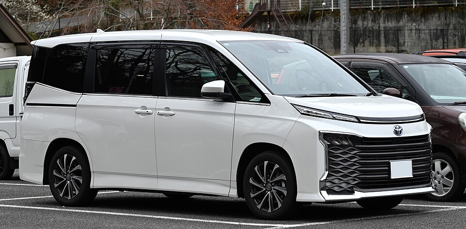 トヨタ ヴォクシー 4代目 の斜め前写真