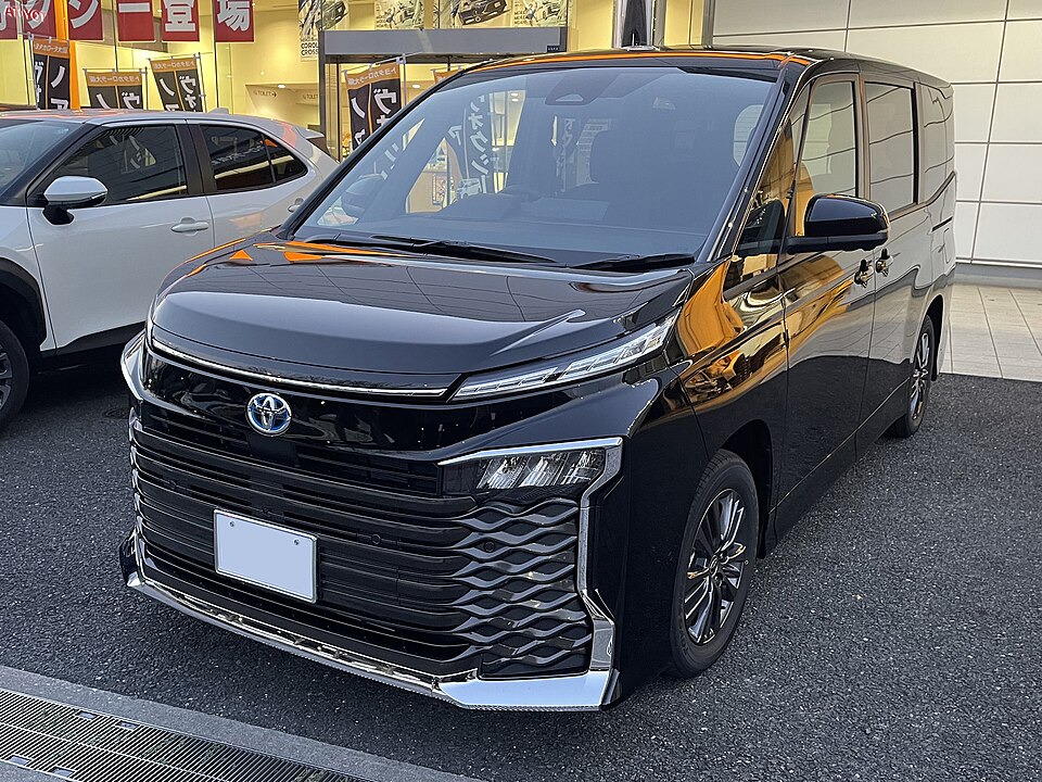 トヨタ ヴォクシー 4代目 の正面写真