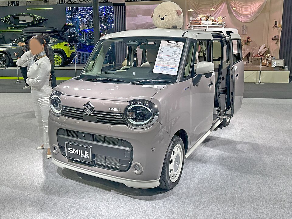 スズキ ワゴンRスマイル 初代 の斜め前写真