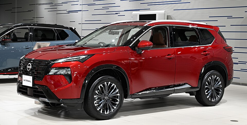 日産 エクストレイル 4代目 後期 の斜め前写真