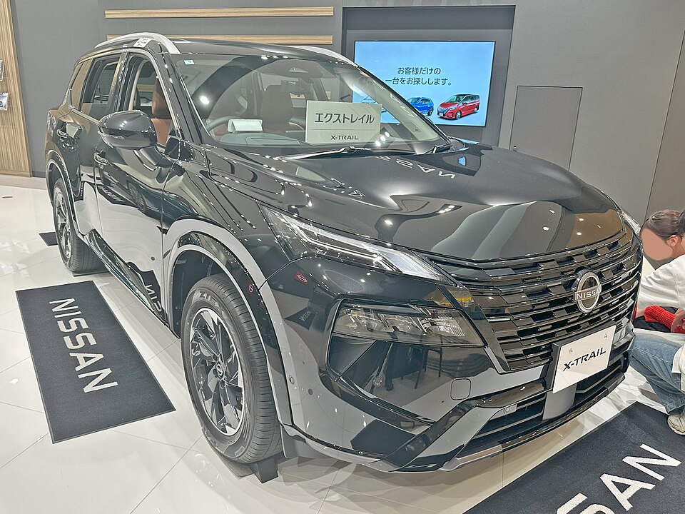 日産 エクストレイル 4代目 後期 の斜め前写真