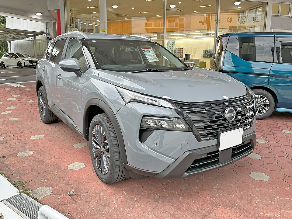 日産 エクストレイル 4代目 後期 の斜め前写真