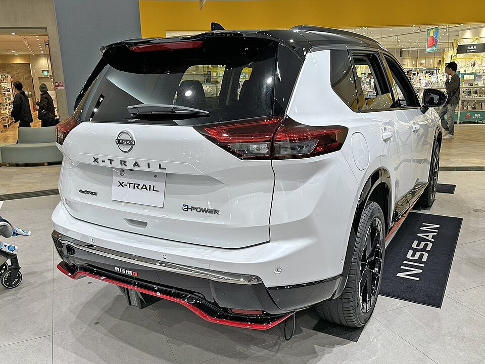 日産 エクストレイル 4代目 NISMO の後方写真
