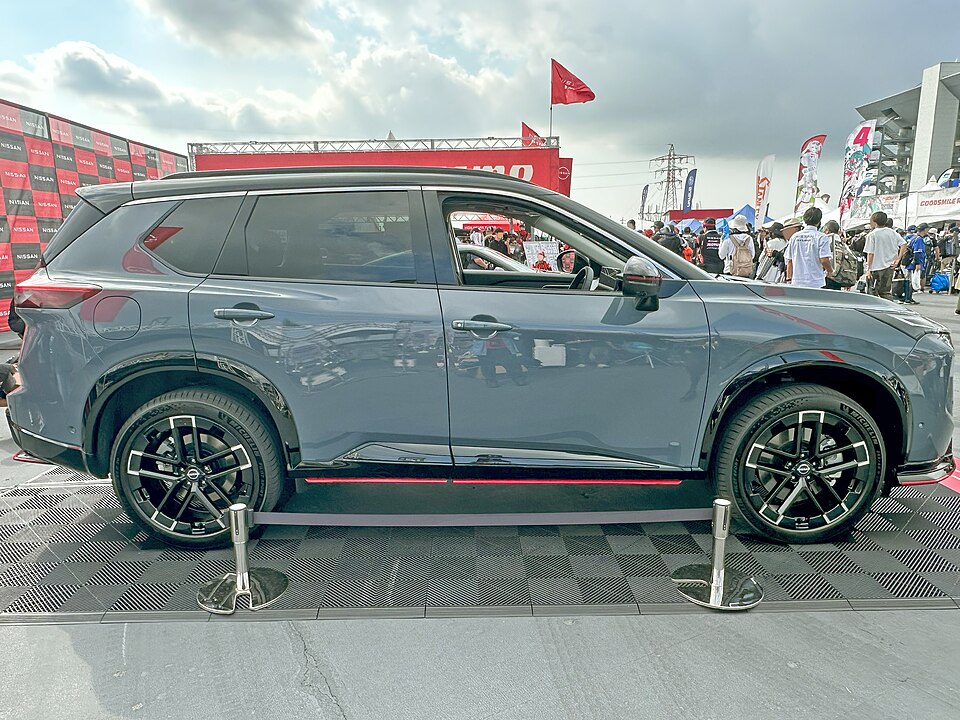 日産 エクストレイル 4代目 NISMO の横写真