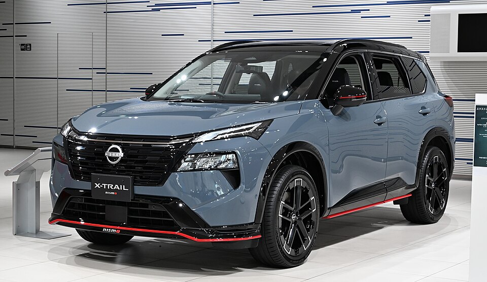 日産 エクストレイル 4代目 NISMO の斜め前写真