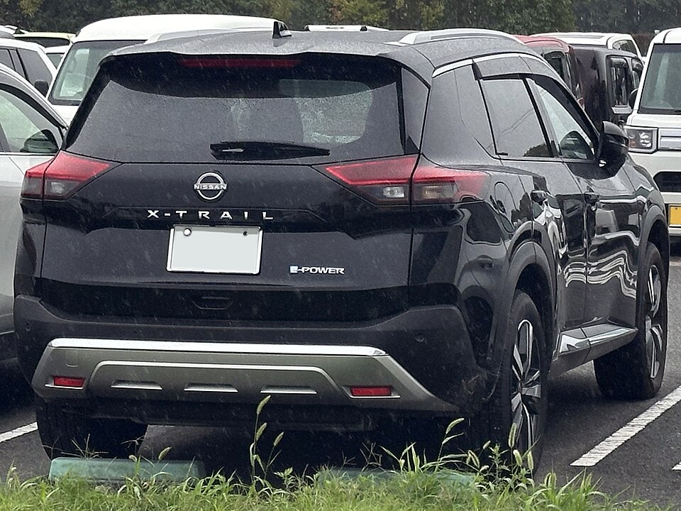 日産 エクストレイル 4代目 前期 の後方写真