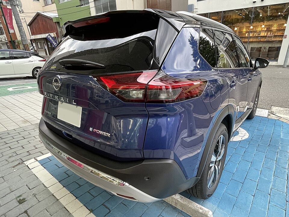 日産 エクストレイル 4代目 前期 の後方写真