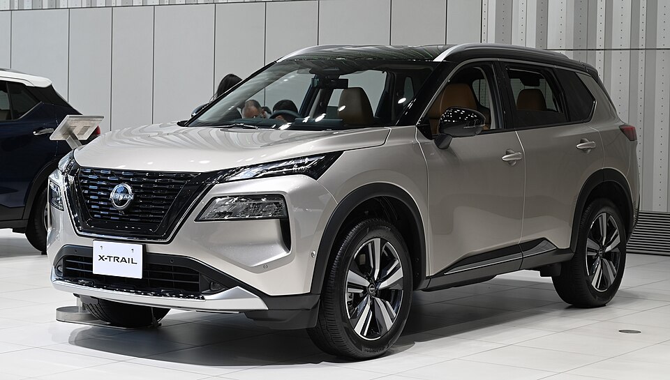 日産 エクストレイル 4代目 前期 の斜め前写真