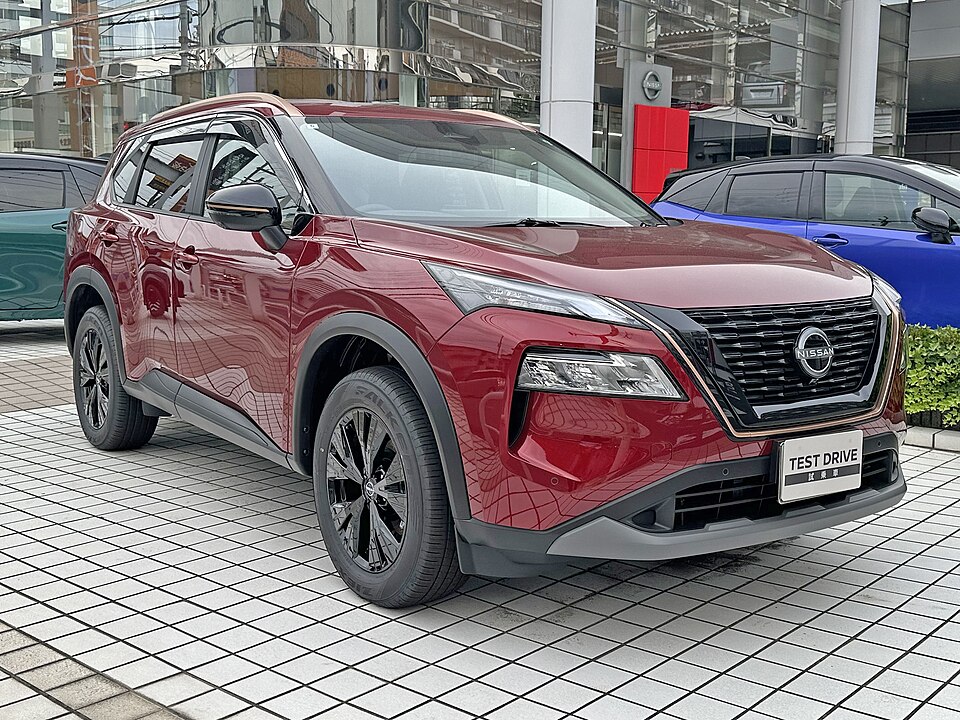 日産 エクストレイル 4代目 前期 の斜め前写真