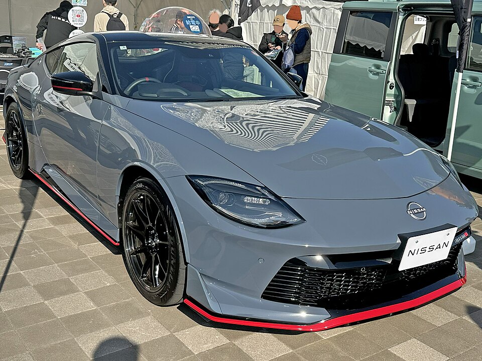 日産 フェアレディZ 7代目 NISMO の斜め前写真