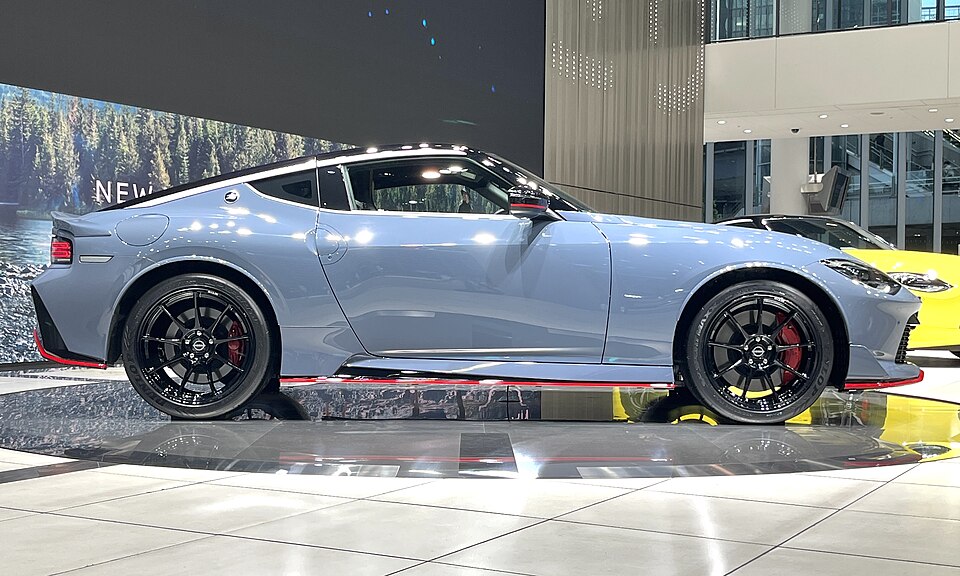 日産 フェアレディZ 7代目 NISMO の横写真